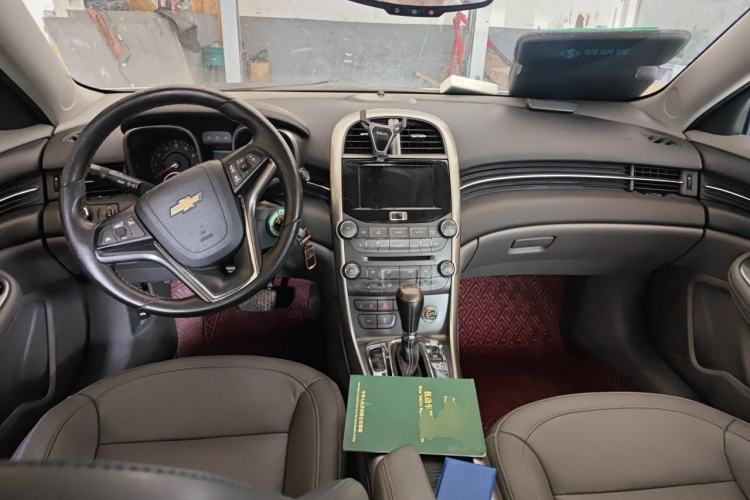 Used Chevrolet Malibu 2014 2.0L Automatic Luxury Edition Center Console