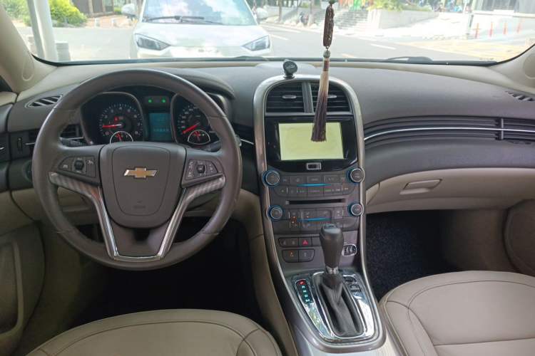 Used Chevrolet Malibu 2014 2.0L Automatic Luxury Edition Center Console