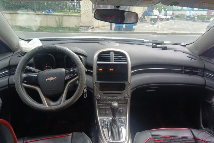 Used Chevrolet Malibu 2014 1.6T Automatic Comfort Edition Center Console