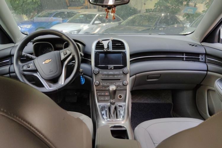 Used Chevrolet Malibu 2014 2.0L Automatic Luxury Edition Center Console