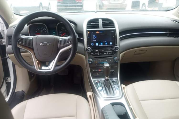 Used Chevrolet Malibu 2014 2.0L Automatic Comfort Edition Center Console