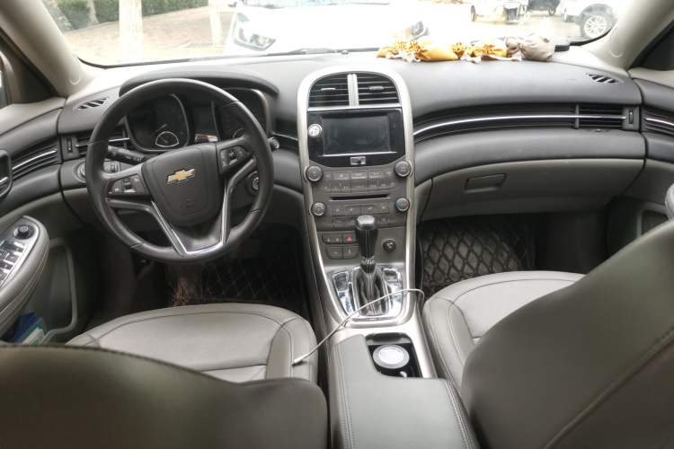 Used Chevrolet Malibu 2014 2.0L Automatic Luxury Edition Center Console