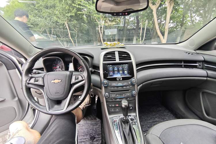 Used Chevrolet Malibu 2014 2.0L Automatic Luxury Edition Center Console
