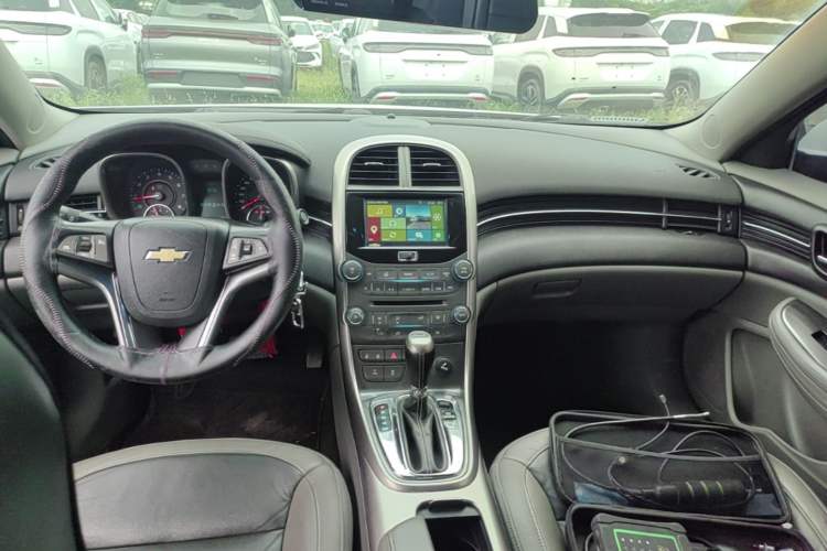 Used Chevrolet Malibu 2014 2.0L Automatic Luxury Edition Center Console