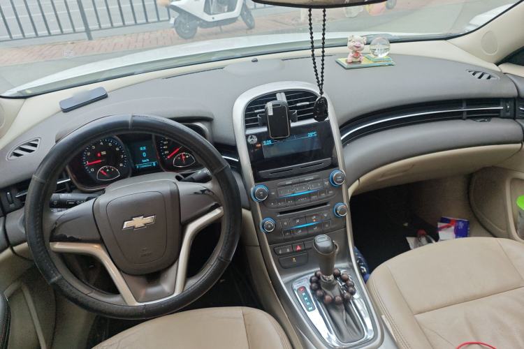 Used Chevrolet Malibu 2014 2.0L Automatic Comfort Edition Center Console