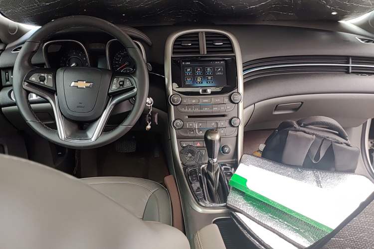 Used Chevrolet Malibu 2014 2.0L Automatic Luxury Edition Center Console