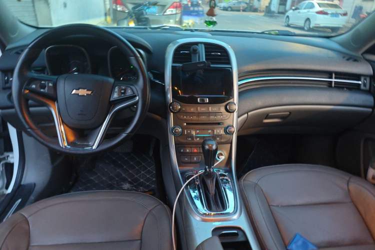 Used Chevrolet Malibu 2014 2.0L Automatic Luxury Edition Center Console