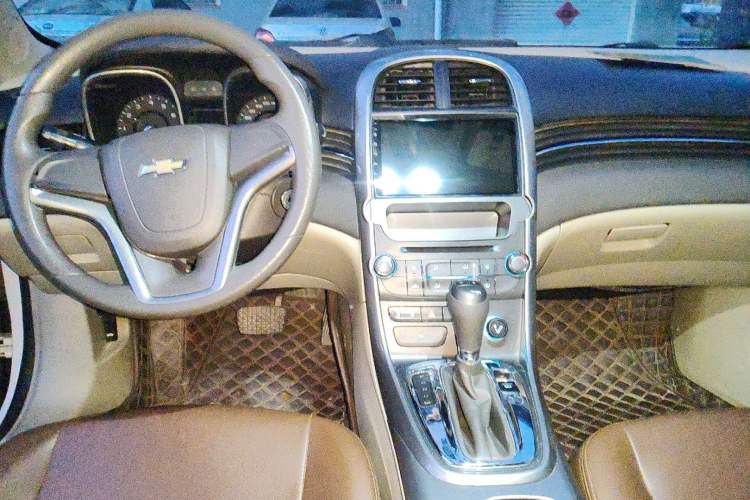 Used Chevrolet Malibu 2014 2.0L Automatic Comfort Edition Center Console
