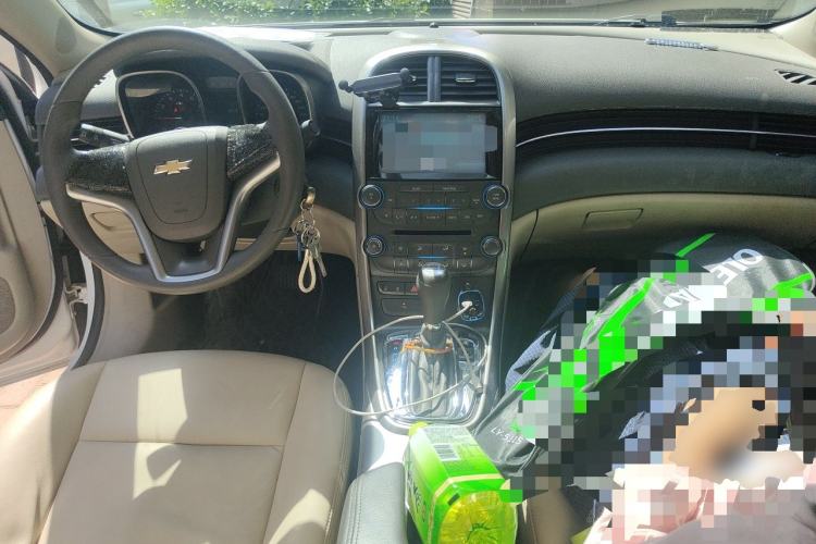 Used Chevrolet Malibu 2014 2.0L Automatic Comfort Edition Center Console