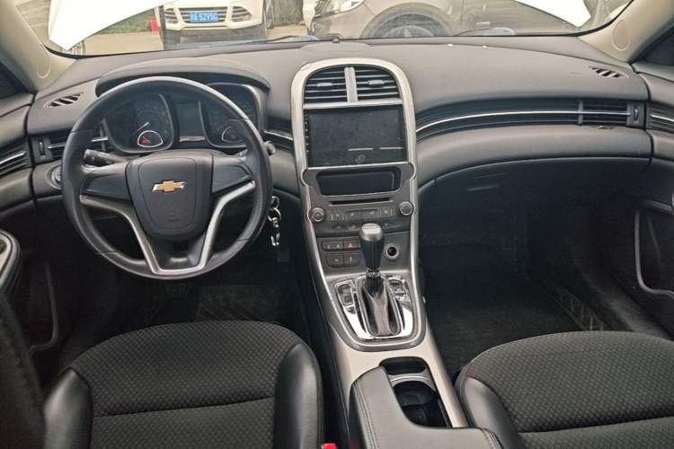 Used Chevrolet Malibu 2014 1.6T Automatic Comfort Edition Center Console