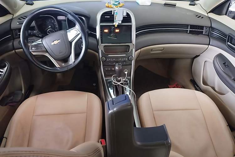 Used Chevrolet Malibu 2014 2.0L Automatic Comfort Edition Center Console
