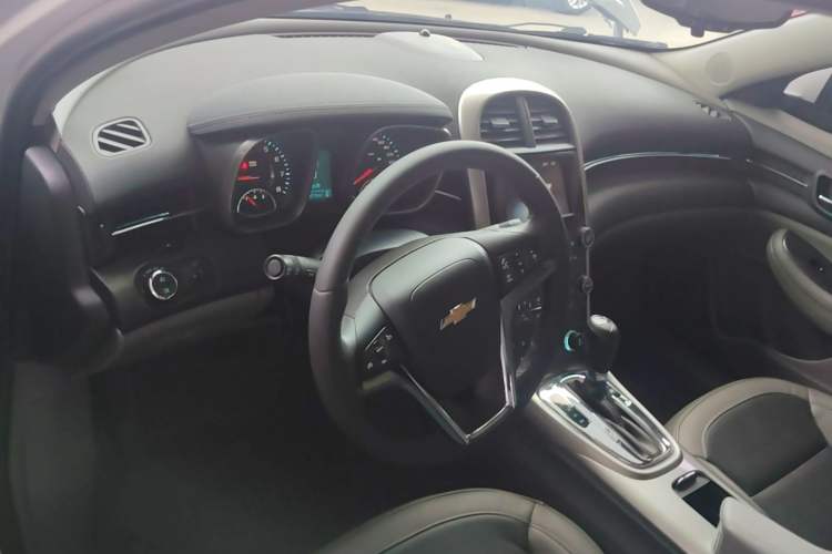 Used Chevrolet Malibu 2014 2.0L Automatic Luxury Edition Center Console