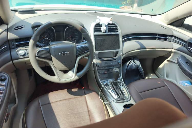 Used Chevrolet Malibu 2014 2.0L Automatic Comfort Edition Center Console