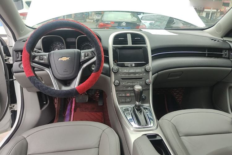 Used Chevrolet Malibu 2014 2.0L Automatic Luxury Edition Center Console