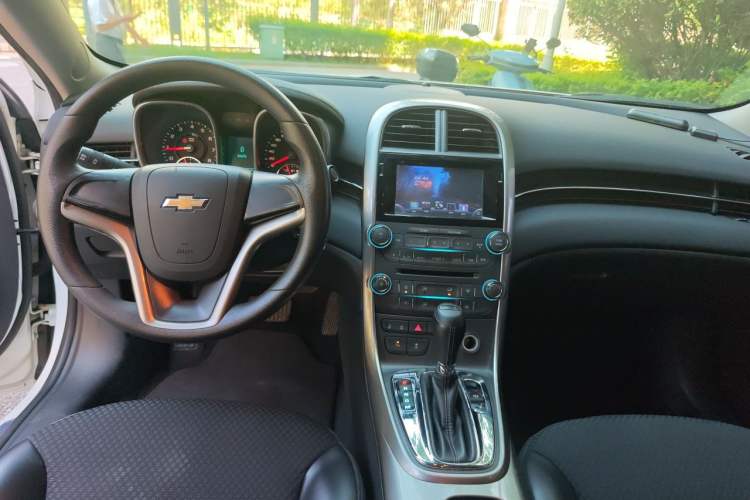 Used Chevrolet Malibu 2014 1.6T Automatic Comfort Edition Center Console