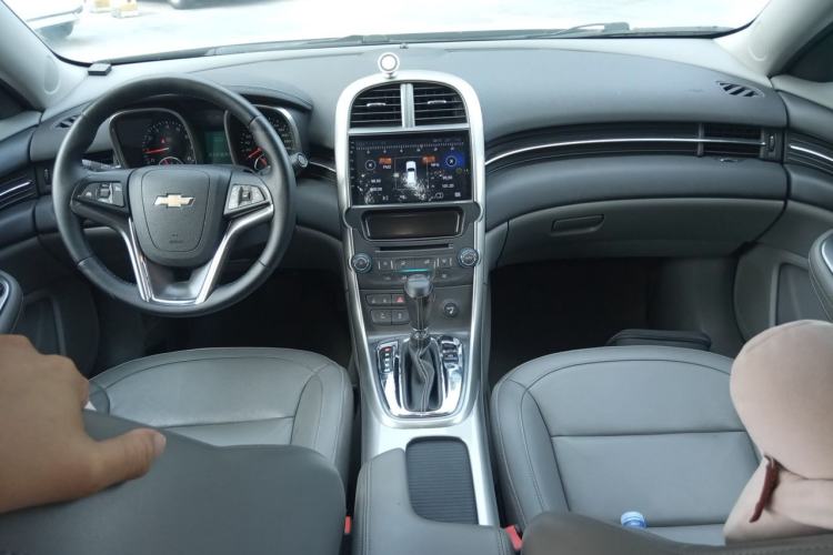Used Chevrolet Malibu 2014 2.0L Automatic Luxury Edition Center Console
