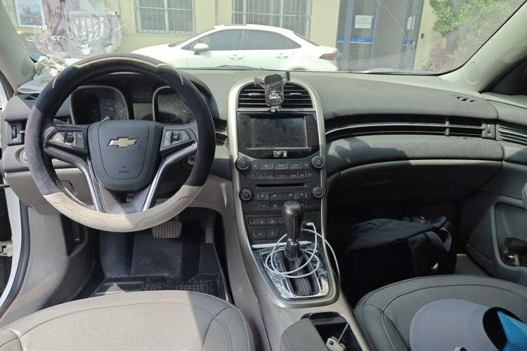 Used Chevrolet Malibu 2014 2.0L Automatic Luxury Edition Center Console