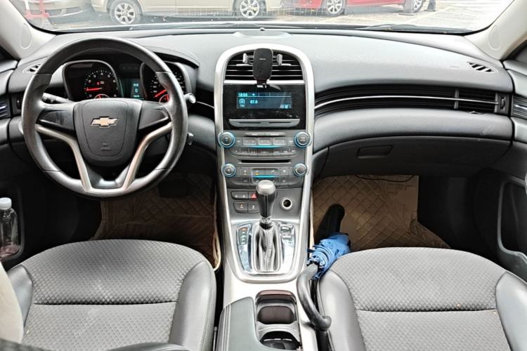 Used Chevrolet Malibu 2014 1.6T Automatic Comfort Edition Center Console