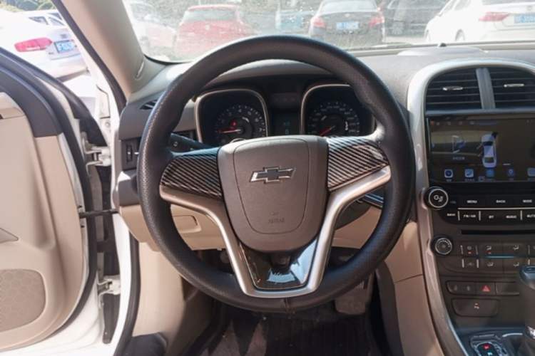Used Chevrolet Malibu 2014 2.0L Automatic Comfort Edition Center Console