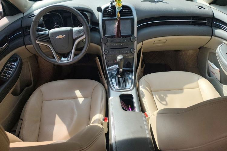 Used Chevrolet Malibu 2014 2.0L Automatic Comfort Edition Center Console