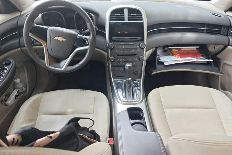 Used Chevrolet Malibu 2014 2.0L Automatic Comfort Edition Center Console