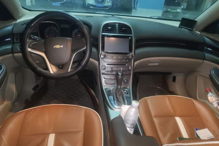 Used Chevrolet Malibu 2014 2.0L Automatic Comfort Edition Center Console