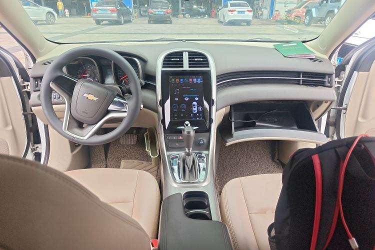 Used Chevrolet Malibu 2014 2.0L Automatic Comfort Edition Center Console