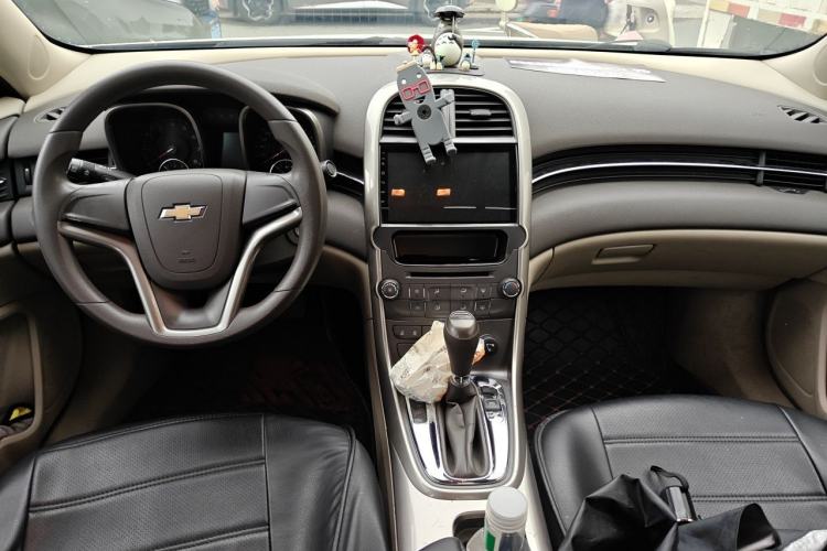 Used Chevrolet Malibu 2014 2.0L Automatic Comfort Edition Center Console