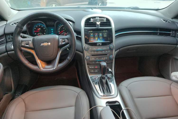 Used Chevrolet Malibu 2014 2.0L Automatic Luxury Edition Center Console