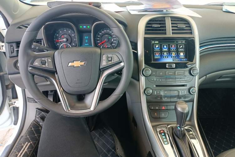 Used Chevrolet Malibu 2014 2.0L Automatic Luxury Edition Center Console