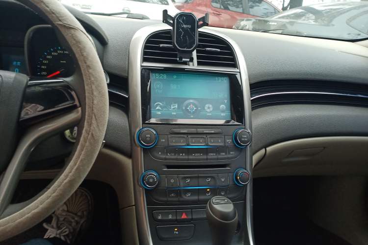 Used Chevrolet Malibu 2014 2.0L Automatic Comfort Edition Center Console