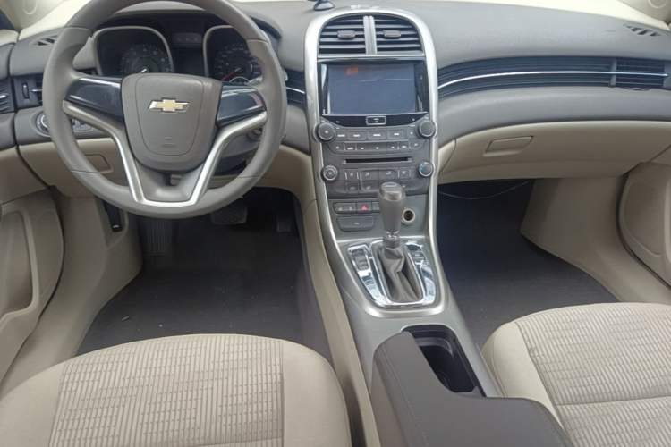 Used Chevrolet Malibu 2014 2.0L Automatic Comfort Edition Center Console