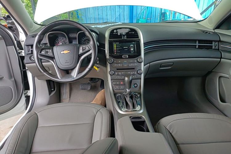 Used Chevrolet Malibu 2014 2.0L Automatic Luxury Edition Center Console