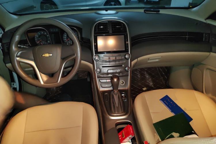 Used Chevrolet Malibu 2014 2.0L Automatic Comfort Edition Center Console
