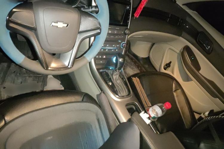Used Chevrolet Malibu 2014 2.0L Automatic Comfort Edition Center Console