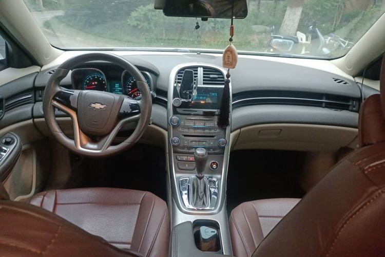 Used Chevrolet Malibu 2014 2.0L Automatic Comfort Edition Center Console