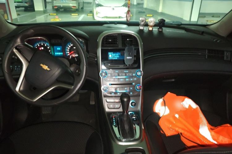 Used Chevrolet Malibu 2014 1.6T Automatic Comfort Edition Center Console