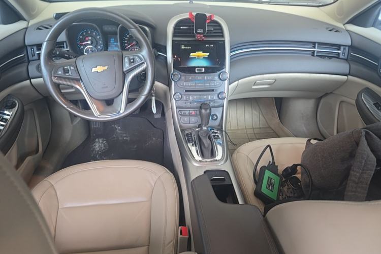 Used Chevrolet Malibu 2014 2.0L Automatic Luxury Edition Center Console