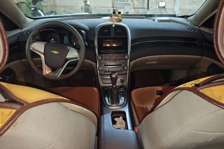 Used Chevrolet Malibu 2014 2.0L Automatic Comfort Edition Center Console