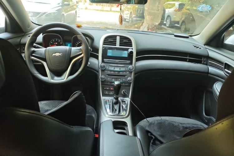 Used Chevrolet Malibu 2014 1.6T Automatic Comfort Edition Center Console