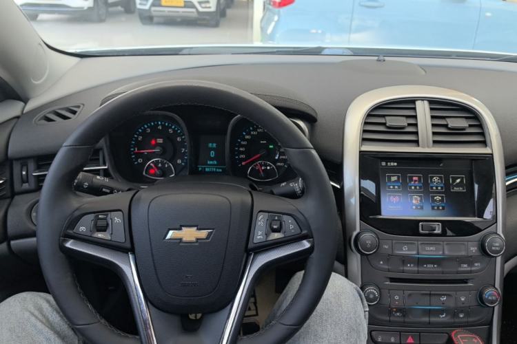 Used Chevrolet Malibu 2014 2.0L Automatic Luxury Edition Center Console
