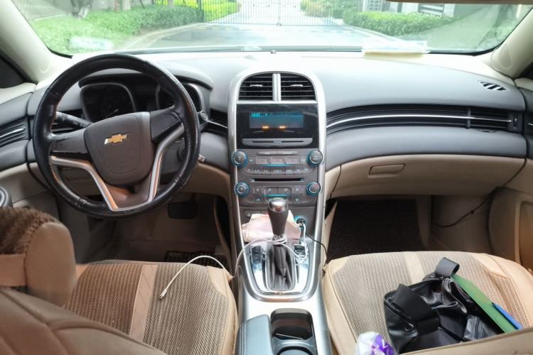 Used Chevrolet Malibu 2014 2.0L Automatic Comfort Edition Center Console