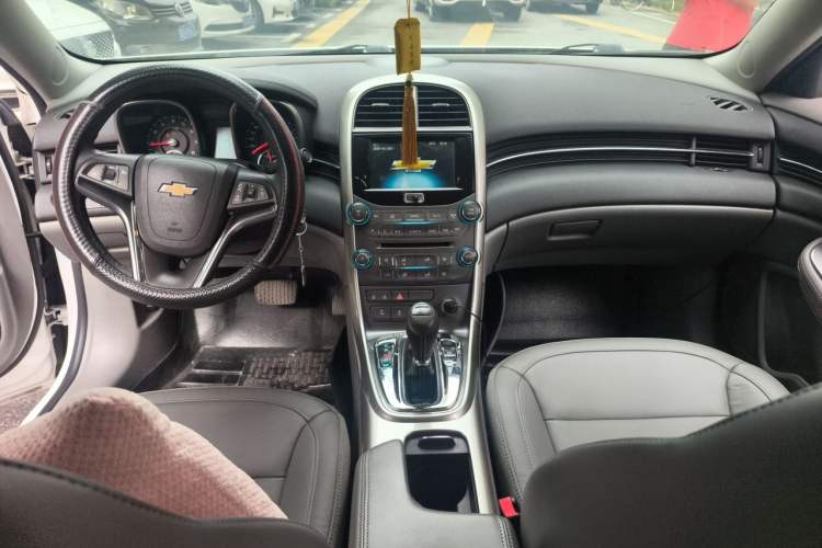 Used Chevrolet Malibu 2014 2.0L Automatic Luxury Edition Center Console