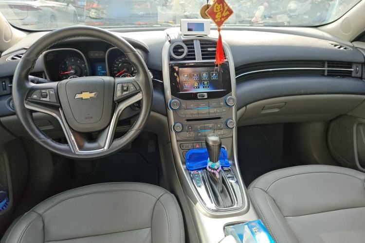 Used Chevrolet Malibu 2014 2.0L Automatic Luxury Edition Center Console
