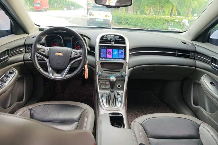 Used Chevrolet Malibu 2014 2.0L Automatic Luxury Edition Center Console
