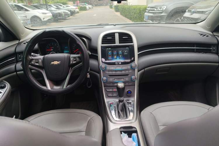 Used Chevrolet Malibu 2014 2.0L Automatic Luxury Edition Center Console