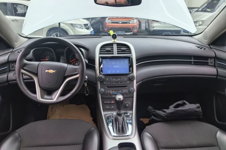 Used Chevrolet Malibu 2014 1.6T Automatic Comfort Edition Center Console