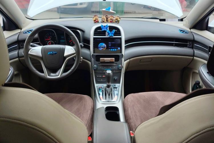 Used Chevrolet Malibu 2014 2.0L Automatic Comfort Edition Center Console
