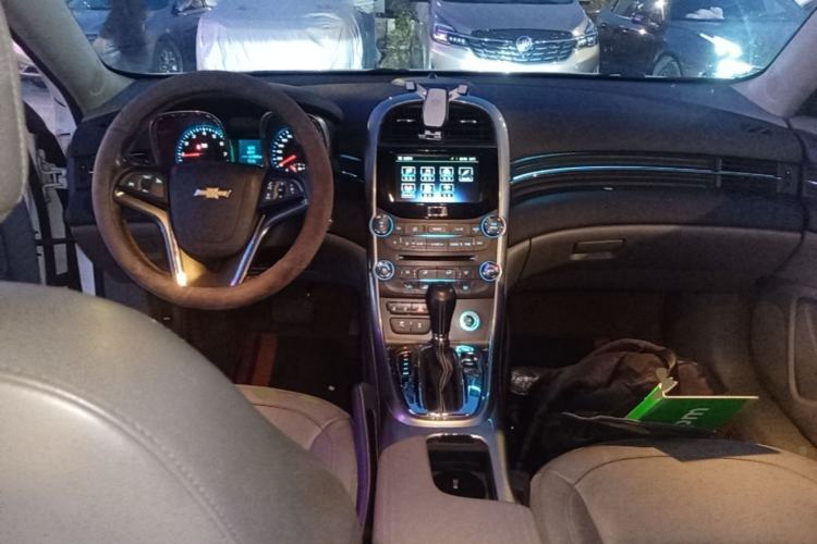 Used Chevrolet Malibu 2014 2.0L Automatic Luxury Edition Center Console