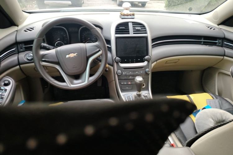 Used Chevrolet Malibu 2014 2.0L Automatic Comfort Edition Center Console